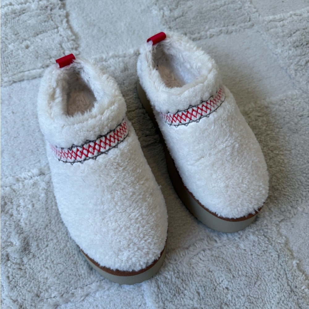 Cozy White Sherpa Slip-On Slippers with Red Accent